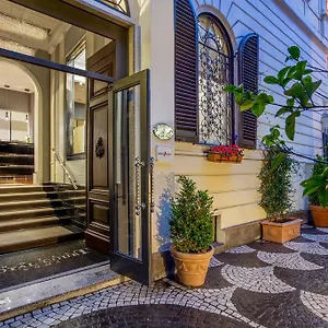 https://hotel-royal-court.it-romehotels.com